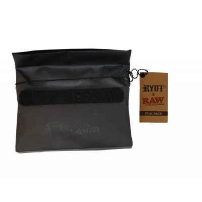 Estojo preto RAW com fecho de velcro e etiqueta RYOT x RAW