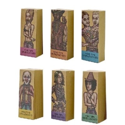 Seis caixas de papel com desenhos de personagens tatuados e etiquetas coloridas com texto MINI TIPS UNBLEACHED.