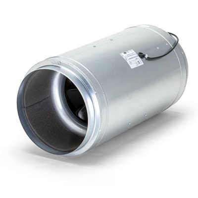 Ventilador cilíndrico metálico cinza com hélice preta e etiqueta técnica