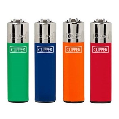 Quatro isqueiros Clipper coloridos alinhados