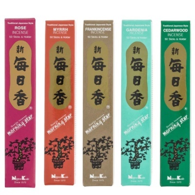 Cinco caixas coloridas de incenso com texto e ilustrações tradicionais japonesas.