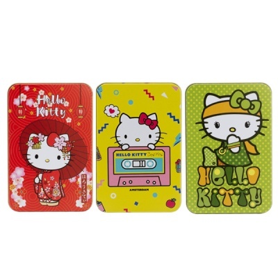 Três latas retangulares com tema Hello Kitty, vermelha, amarela e verde