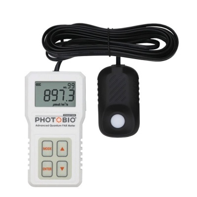 Medidor Quantum PAR PHOTOBIO branco com visor digital e sensor preto ligado por cabo.
