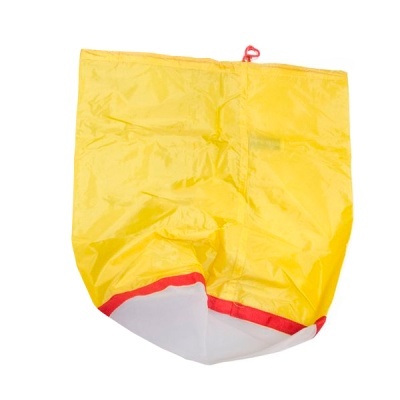 Saco amarelo com base branca e detalhes vermelhos em tecido sintético