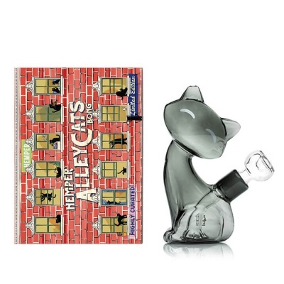 Livro vermelho com padrão de tijolos e cachimbo de vidro cinza em forma de gato