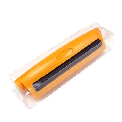 Rolo de limpeza amarelo e preto em embalagem plástica transparente