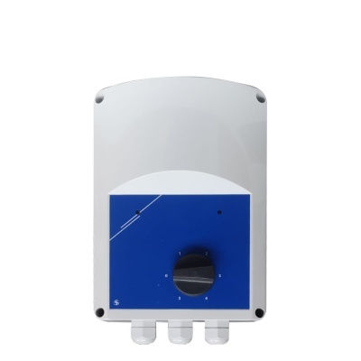 Controlador elétrico quadrado cinza com painel azul e botão numerado