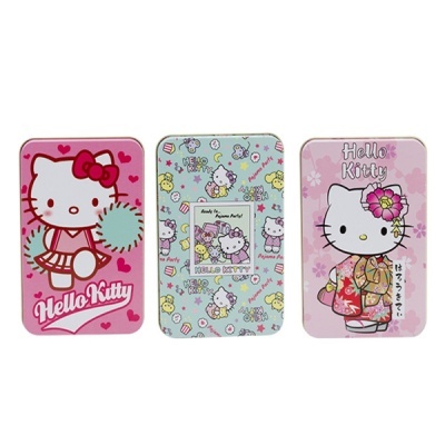 Caixas metálicas decoradas com imagens da personagem Hello Kitty em vários estilos e cores