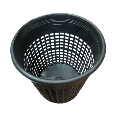 Cesto preto de plástico com padrão de grelha e fundo sólido.