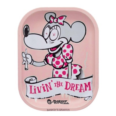 Prato de metal rosa com rato de vestido às bolinhas segurando cigarro e texto LIVIN THE DREAM