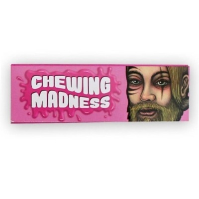Embalagem rosa de pastilhas CHEWING MADNESS com rosto masculino desenhado.