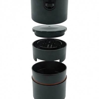 Conjunto de componentes plásticos pretos cilíndricos empilhados
