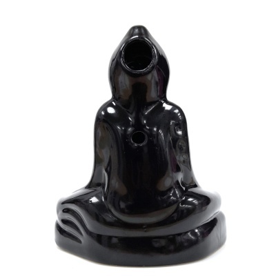 Figura decorativa preta em cerâmica sentada em posição de lótus com capuz