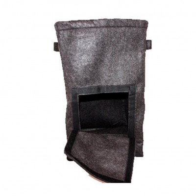 Saco de tecido cinzento com aba preta aberta, sobre fundo branco