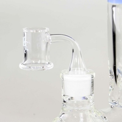 Peça de vidro transparente com conexão tubular curva em fundo cinza claro