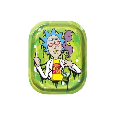 Tabuleiro metálico verde com personagem Rick e texto na camisa