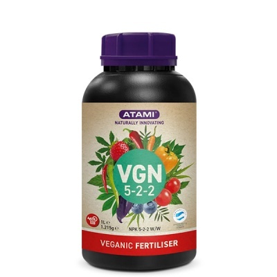 Frasco preto de fertilizante vegano ATAMI VGN 5-2-2 com tampa roxa e ilustrações coloridas de frutas
