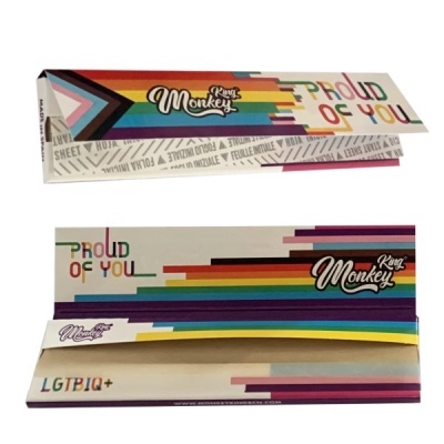 Embalagem de papel para tabaco King Monkey colorida com texto PROUD OF YOU e LGTBIQ+