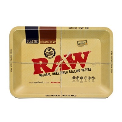 Tabuleiro metálico bege com texto RAW e detalhes em vermelho e preto