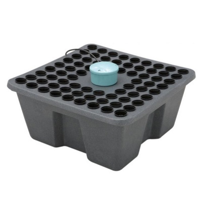 Plataforma quadrada cinza escuro com buracos pretos e objeto azul claro no centro