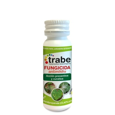 Frasco branco com rótulo de fungicida antimildiu Trabe para jardinagem