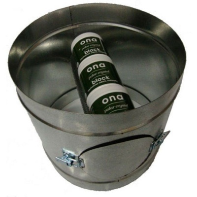 Balde metálico com três blocos 'ona polar crystal block' dentro