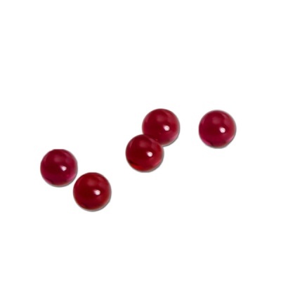 Cinco bolas vermelhas brilhantes sobre fundo branco