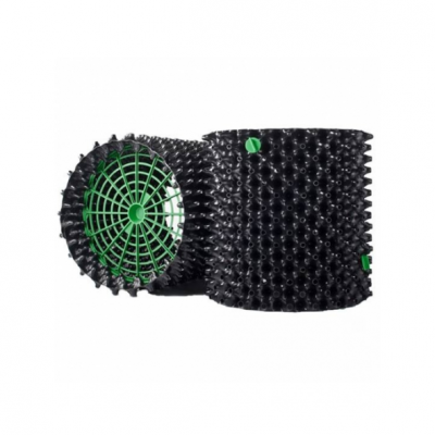 Vasos de plantas pretos perfurados com estrutura verde