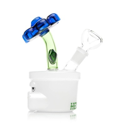 Bong de vidro branco com design facial e tubo verde com topo azul em forma de flor