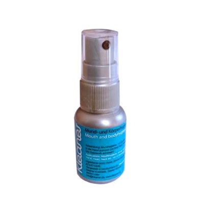 Frasco spray pequeno com etiqueta azul e texto em alemão e inglês