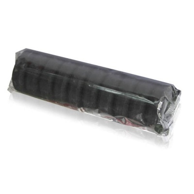 Produto cylindrico preto embalado em plástico transparente sobre fundo branco