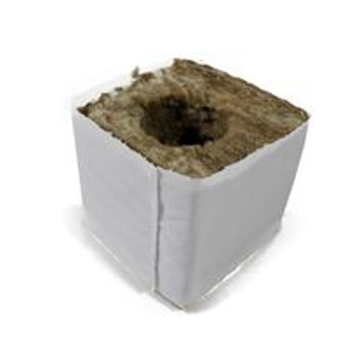 Bloco quadrado com revestimento branco e interior fibroso marrom com buraco central