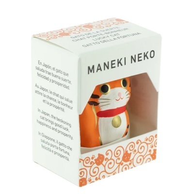 Maneki Neko cerâmica laranja e branca em embalagem com texto e padrão laranja