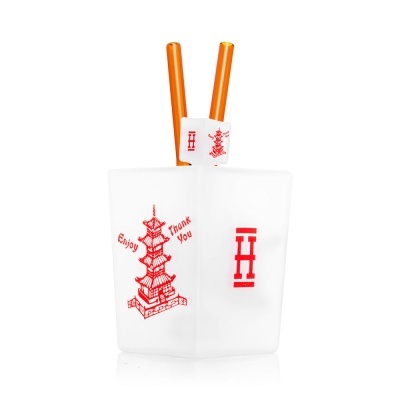 Caixa branca para comida chinesa com pauzinhos laranja e impressão vermelha.
