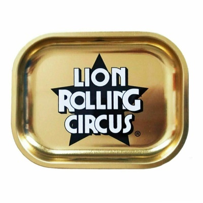 Tabuleiro metálico dourado com texto LION ROLLING CIRCUS e estrela preta
