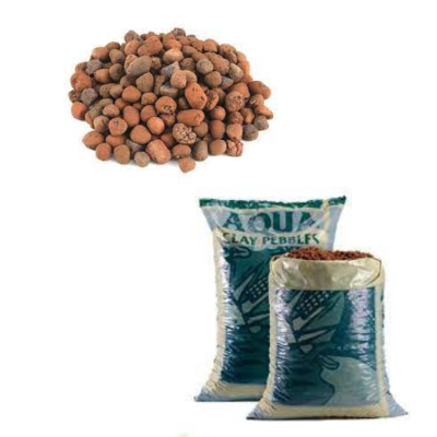 Pedras de argila expandida castanhas com embalagens azuis e transparentes