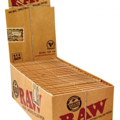 Caixa com múltiplas embalagens de papéis de enrolar RAW castanhos claros com texto vermelho e preto