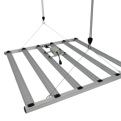 Painel LED retangular com estrutura em alumínio prateado suspenso por cabos pretos