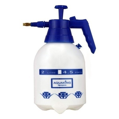 Pulverizador manual branco e azul com capacidade 2 litros da marca AQUAKING
