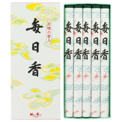 Conjunto de cinco pacotes de incenso com embalagem branca decorada e caracteres japoneses