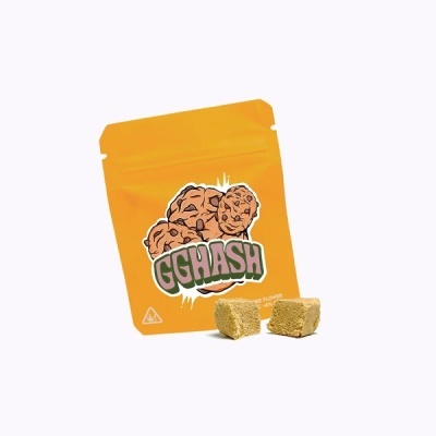 Embalagem amarela com ilustração e texto GGHASH com dois pedaços do produto amarelo claro