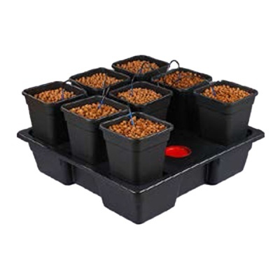 Conjunto de oito vasos quadrados pretos com sistema de rega automática e substrato de bolas argilosas numa base preta