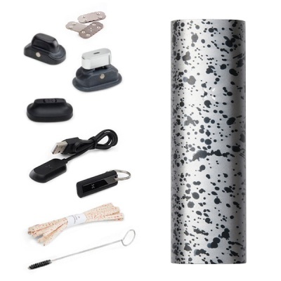 Conjunto de acessórios variados com carregador USB, chaveiro, cordões estampados e tubo cinza com padrão salpicado preto.