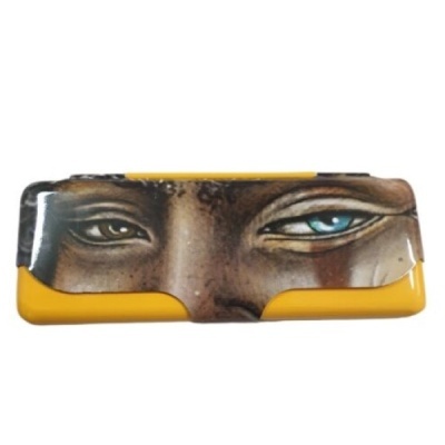 Estojo amarelo com imagem artística de olhos no topo