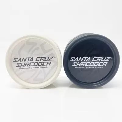Dois trituradores Santa Cruz Shredder, branco e preto, com texto na tampa.