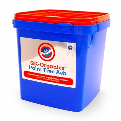 Recipiente azul com tampa vermelha e etiqueta de adubo orgânico Palm Tree Ash