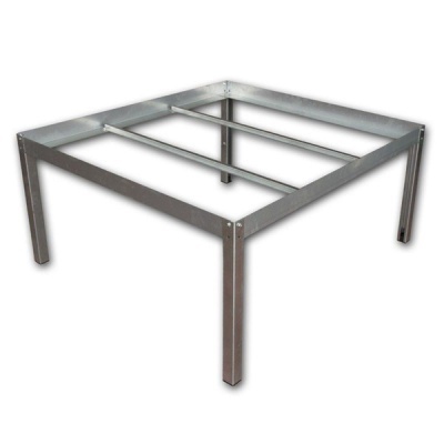 Estrutura metálica para cama prateada com quatro pernas e barras transversais