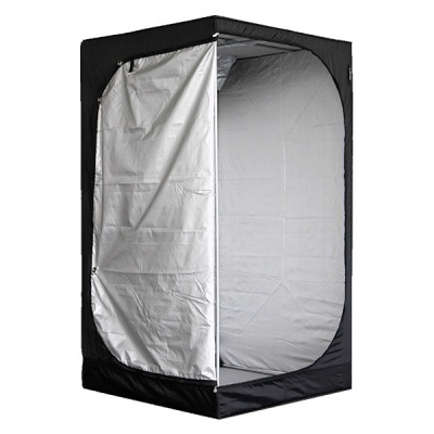 Tenda de cultivo preta com interior prateado e porta aberta