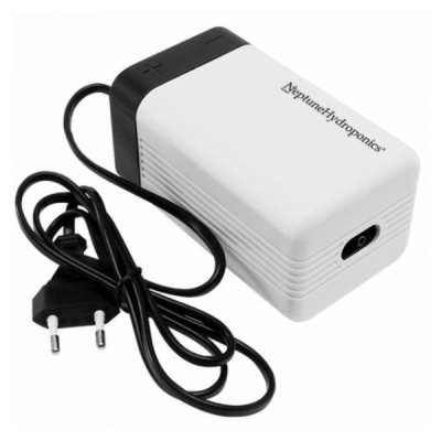 Dispositivo elétrico branco e preto com cabo e ficha europeia