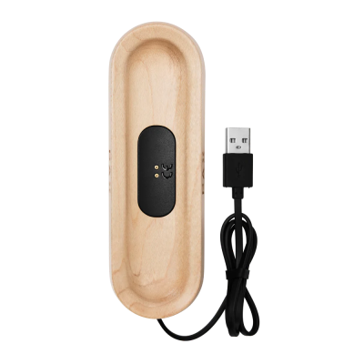 Carregador com suporte em madeira clara e cabo USB preto